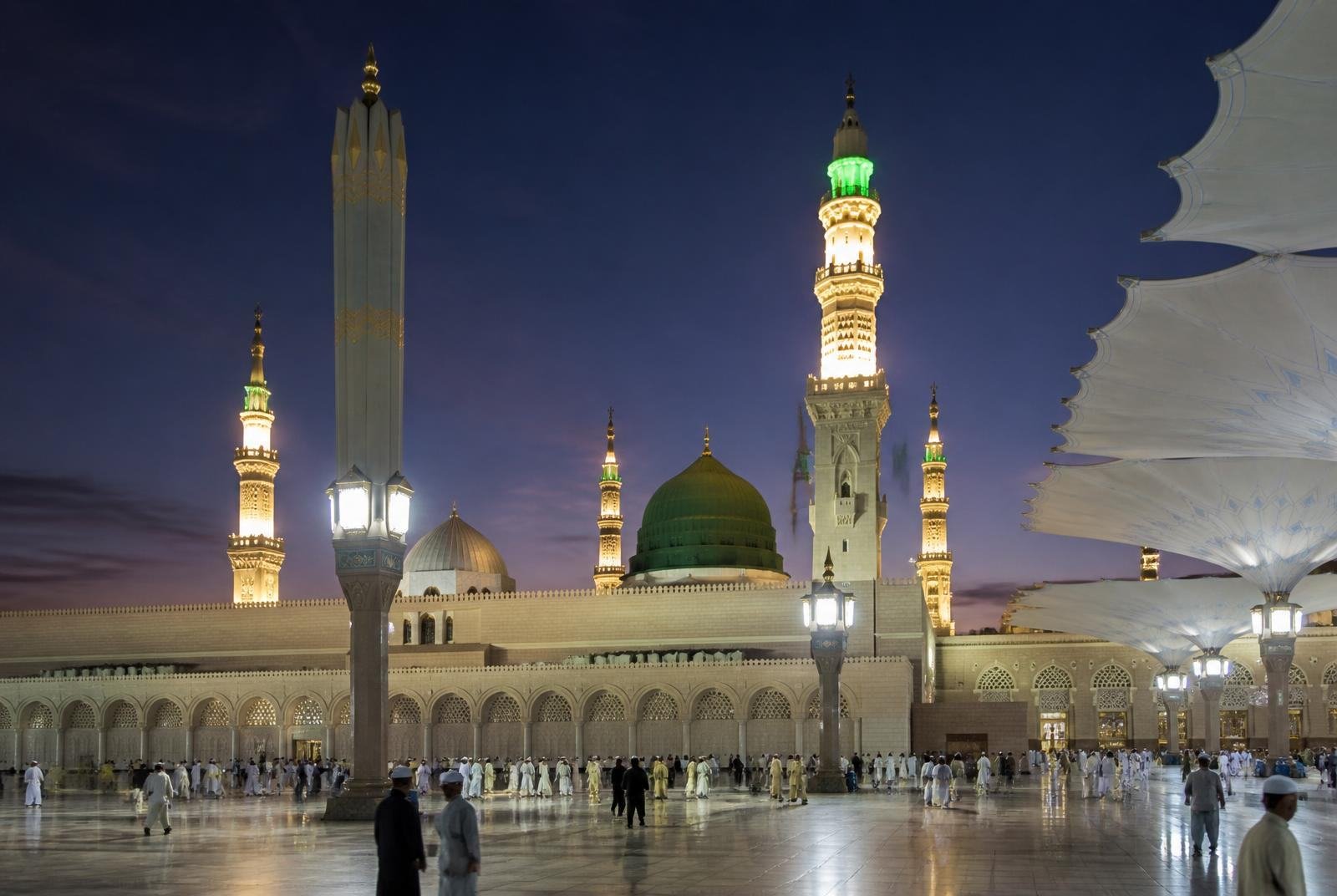 Masjid an-Nabawi in Madinah at dusk