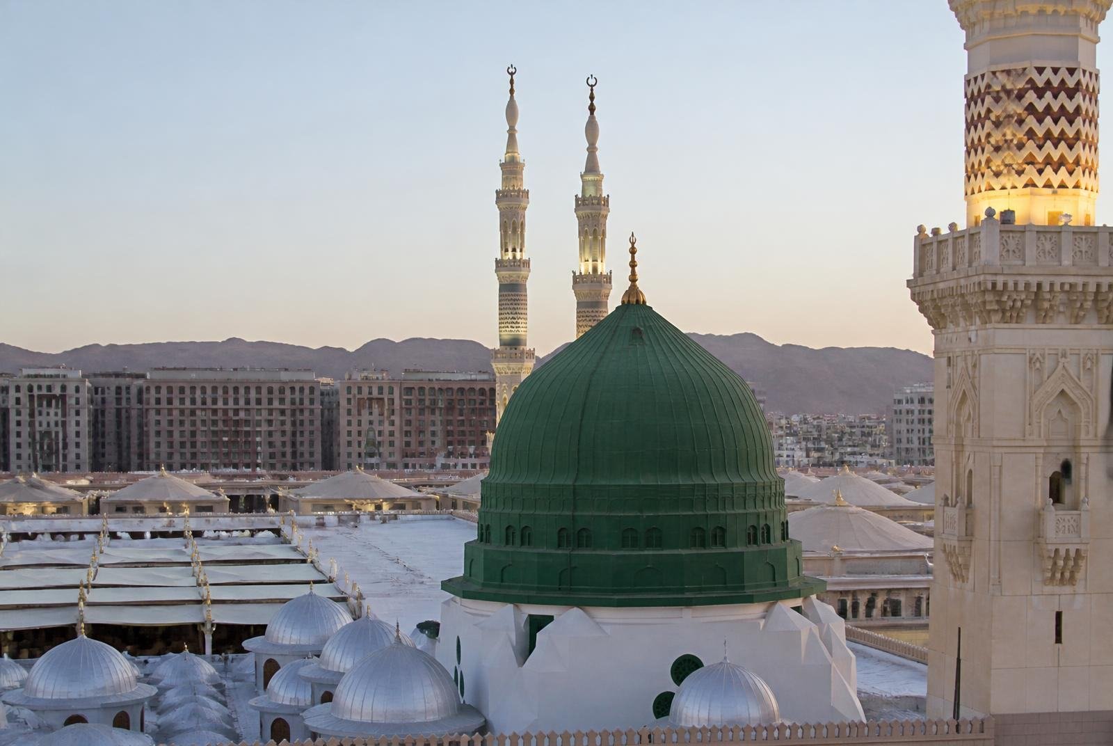 Green dome of Masjid an-Nabawi at sunrise